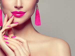 المناكير الزهري لدعم التوعية ضد سرطان الثدي