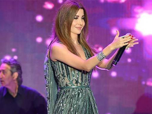 نانسي عجرم تسرق الأضواء بفستان من إيلي صعب
