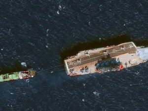 الصورة التي انتشرت لسفينة تجر حاملة الطائرات الروسية في البحر الأبيض