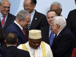 نتنياهو وعباس يتصافحان في أول لقاء بينهما منذ خمس سنوات
