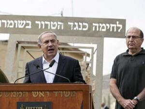 نتنياهو يتحدث بجانب وزير الدفاع الاسرائيلي في قاعدة حورون العسكرية
