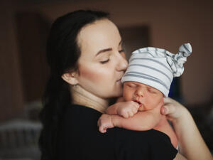 لا تعتمدي على المناديل العطرية عند تنظيف طفلك (shutterstock.com)