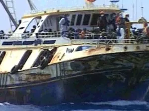 سفينة تقل مهاجرين غير شرعيين من ليبيا/ أرشيفية