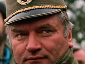 ملاديتش متهم بقيادة المذبحة التي وقعت عام 1995