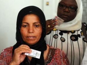 تونسيتان تحملان بطاقة الهوية وتنتظران للتسجيل قبيل انتخابات تشرين الاول/اكتوبر
