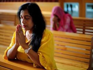 امرأة مغتربة بالخليج أثناء الصلاة في كنيسة في دبي 
