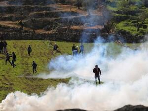 شهيد وعشرات الجرحى في هجوم للمستوطنين على قرية قرب رام الله

