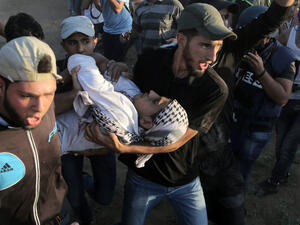 وبدأ الفلسطينيون احتجاجاتهم على طول السياج الفاصل شرق القطاع في 30 آذار/مارس الماضي.

