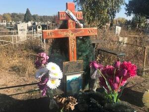 شاهد قبر أنطون فازوف المتعاقد الروسي الخاص الذي قتل في سوريا ببلدة نوفوشاختينسك في جنوب روسيا