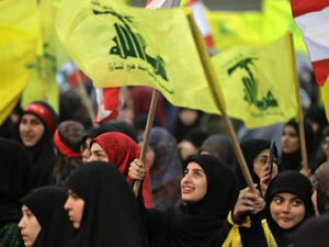 مناصرات لحزب الله يرفعن اعلام الحزب في بيروت