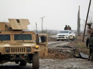 مقاتلون من قوات سوريا الديموقراطية الذين يقاتلون الجهاديين في احدى قرى محافظة دير الزور السورية
