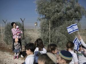 غالبا ما تدعي المنظمات والجمعيات الاستيطانية إنها اشترت العقارات ولكن الفلسطينيين ينفون ذلك