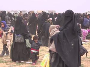 أتباع داعش وضحاياها يفرون من أنقاض "الخلافة" في سوريا