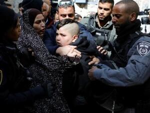 شرطيون اسرائيليون يعتقلون احد افراد اسرة ابو عصب لدى احتجاجه على طرده من منزله في القدس الشرقية المحتلة


