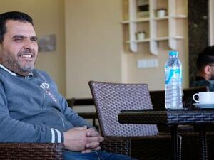 مفتاح أطلوبة يجلس في مقهاه في بنغازي
