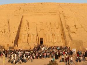 سياح أمام معبد أبو سمبل
