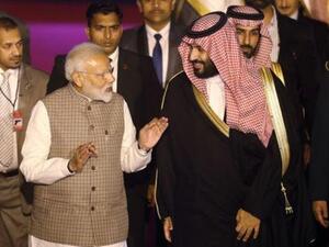 رئيس الوزراء الهندي ناريندرا مودي في استقبال ولي العهد السعودي الأمير محمد بن سلمان لدى وصوله إلى نيودلهي

