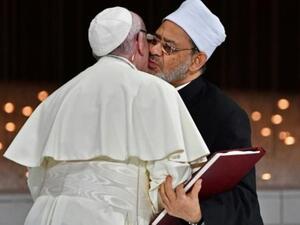 عناق بين شيخ الأزهر والبابا فرنسيس بعد توقيع وثيق "الأخوة الإنسانية" في أبوظبي

