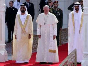 البابا فرنسيس بابا الفاتيكان وولي عهد أبوظبي الشيخ محمد بن زايد آل نهيان (يمينا) وحاكم دبي الشيخ محمد بن راشد في القصر الرئاسي في أبوظبي

