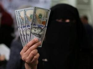 فلسطينية تظهر راتبا حصلت عليه من المنحة النقدية القطرية في غزة
