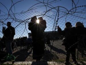 فلسطينيون ينتظرون عبور معبر رفح
