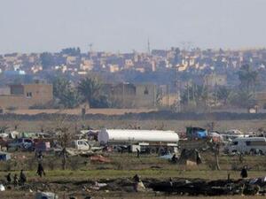 أعضاء تنظيم الدولة الإسلامية يسيرون في الباغوز
