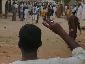متظاهر سوداني يرفع علامة النصر خلال تظاهرة مناهضة للحكومة في الخرطوم
