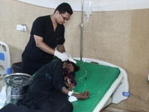 أطباء يمنيون يعالجون امرأة اصيبت برصاصة في قرية الدريهمي الى الأطراف الجنوبية للحديدة
