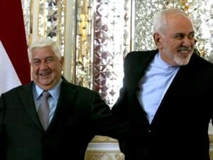 وزير الخارجية الإيراني محمد جواد ظريف (يمين) ونظيره السوري وليد المعلم