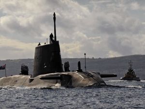 اصطدام غواصة نووية تابعة للبحرية البريطانية وسفينة تجارية قرب سواحل جبل طارق