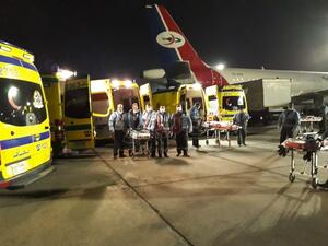 سيارات الإسعاف داخل المطار في استقبال المصابين