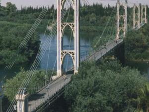 معظم المنشآت الحيوية في المنطقة تقع غرب النهر وخاصة في دير الزور