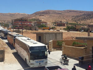 الحافلات انطلقت صباح اليوم الأربعاء من الأراضي اللبنانية في جرود عرسال باتجاه فليطا السورية