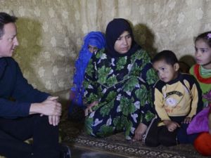 رئيس الوزراء البريطاني “ديفيد كاميرون” مع لاجئين سوريين