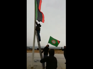 نزع علم ليبيا من موقع انعقاد القمة العربية الاقتصادية والتنموية في بيروت