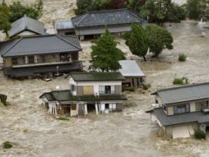 مياه فيضان تجتاح شرق اليابان