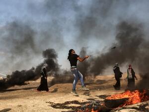 آلاف الفلسطينيين، يتجمهرون في عدة مواقع قرب السياج الفاصل بين القطاع وإسرائيل، منذ نهاية شهر مارس/آذار الماضي