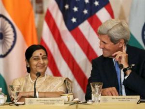 وزير الخارجية الاميركي كيري ونظيرته الهندية سوشما سواراج