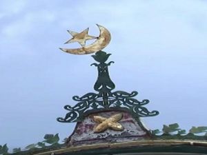 مكان المسجد سري، ويقع أسفل زقاق ويوفر مكاناً آمناً للمتحولين جنسياً 