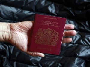 الحكومة البريطانية تستعد لمصادرة جوازات سفر المراهقين 