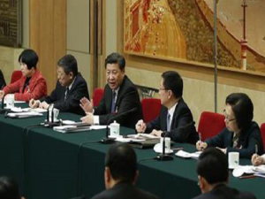 الرئيس الصيني شي جين بينغ خلال مناقشات مجموعة تضم مشرعين من شنغهاي