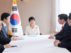  رئيسة كوريا الجنوبية بارك غيون هاي تترأس أحد الاجتماعات في بلادها