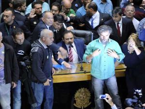 متظاهرون برازيليون يقتحمون مبنى البرلمان ويحتلون قاعته الرئيسية لنحو ثلاث ساعات