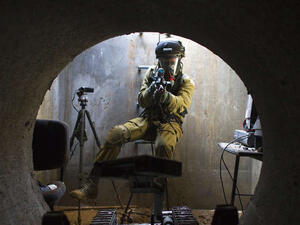 جندي اسرائيلي داخل أحد الأنفاق