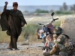 اميركي يختبئ خلف دراجة افغانية 