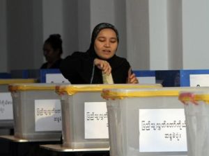 مسلمة تدلي بصوتها في الانتخابات التي جرت في ميانمار/ارشيف