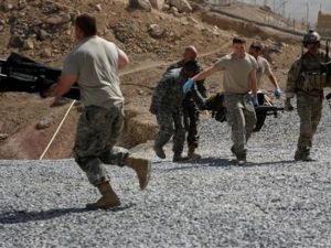نقل جندي جريح من قوات الناتو في قندهار/أ.ف.ب