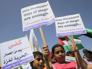 اطفال يطالبون بالحرية لغزة 