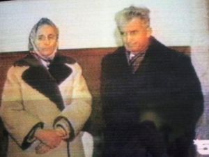 نيكولاي تشاوشيسكو وزوجته ايلينا يوم اعدامهما في 25 كانون الاول/ديسمبر 1989