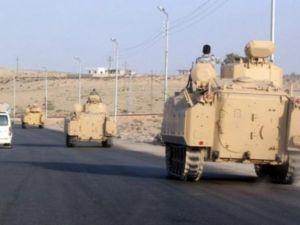 قافلة مدرعات للجيش المصري في طريقها الى سيناء 
